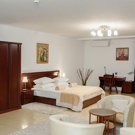 M&M Aparthotel Sumy Bagian luar foto